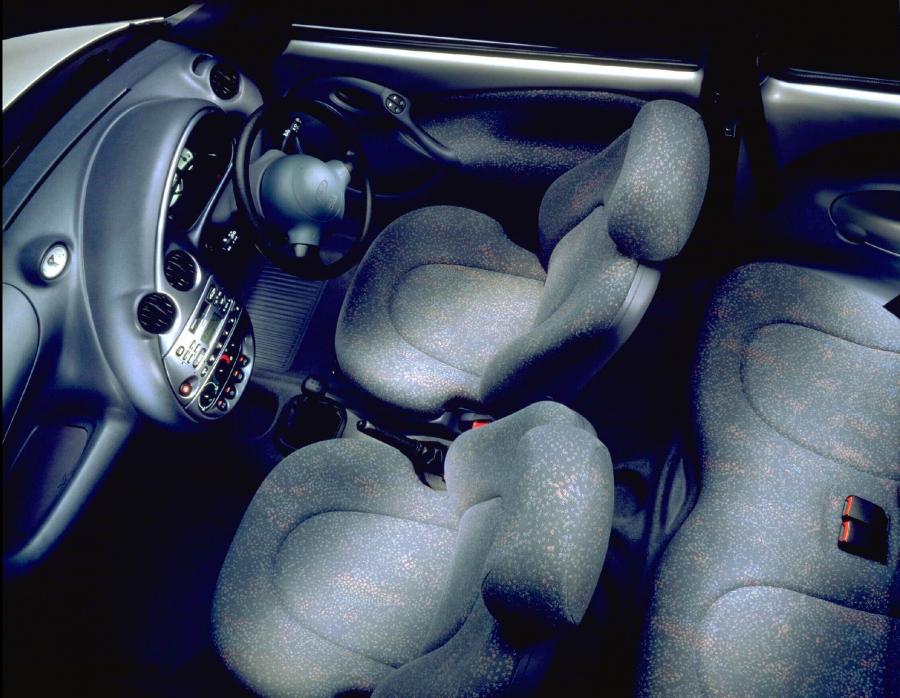 Интерьер Ford Ka 1996 года  (фото 35 из 110)